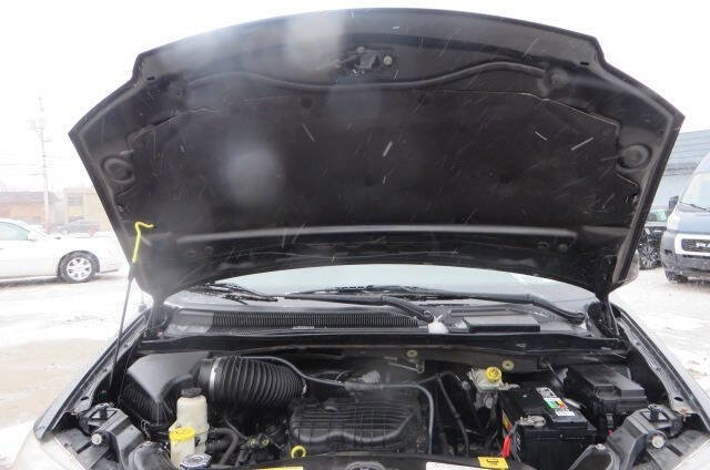 Used 2012 Dodge Grand Caravan SXT w/ Entertainment Group 1 FWD image 31