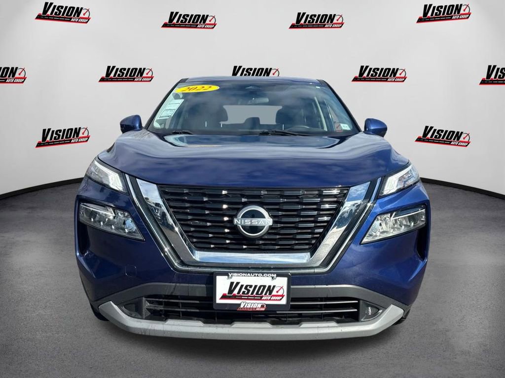 Used 2022 Nissan Rogue SV image 2