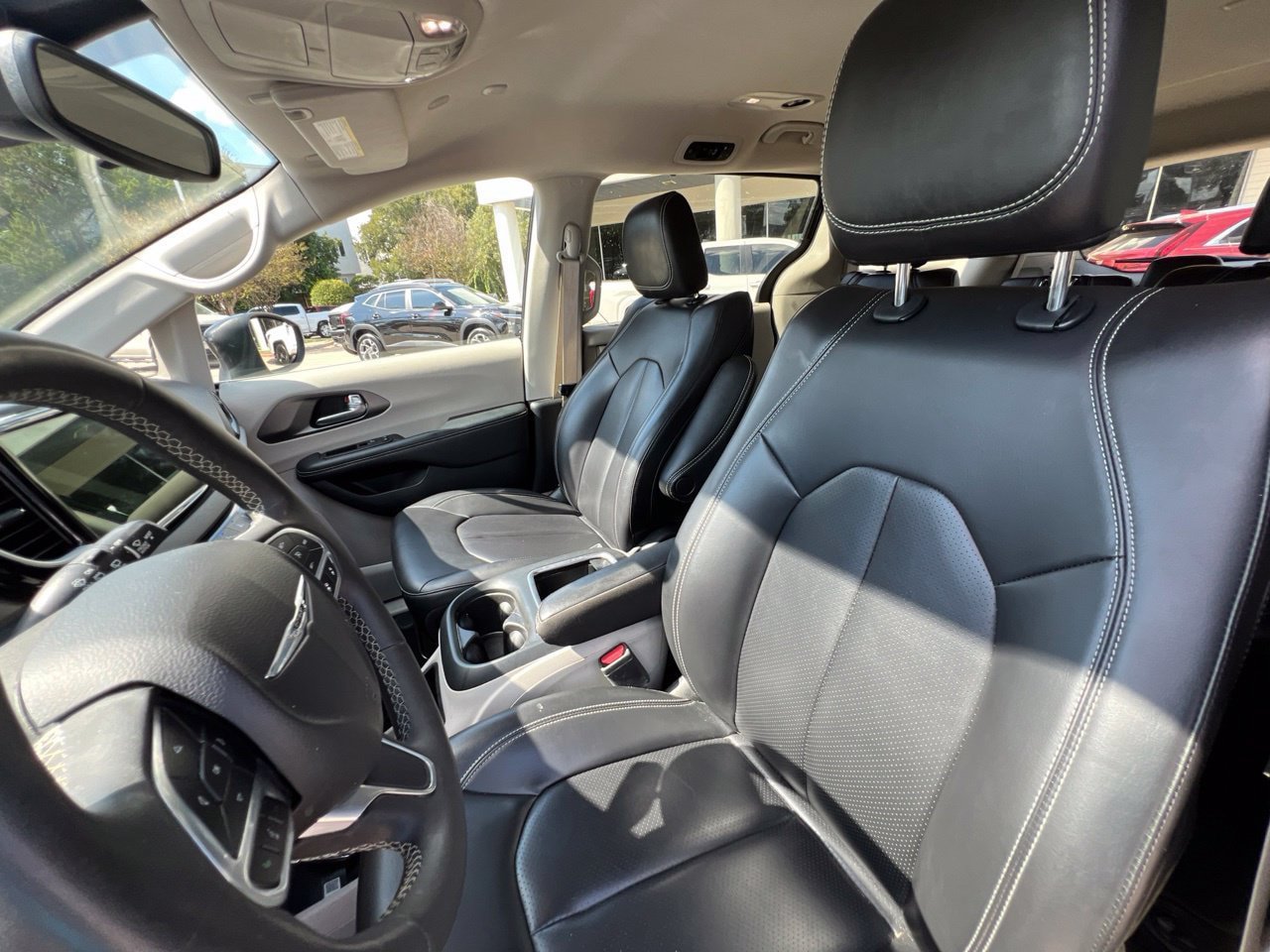 Used 2023 Chrysler Pacifica Touring-L FWD image 10