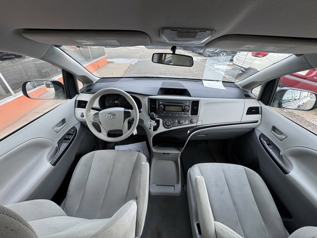 Used 2014 Toyota Sienna L image 17