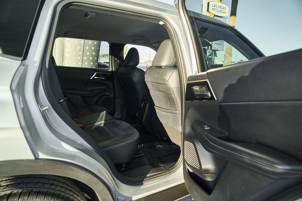 Used 2024 Mitsubishi Outlander SE image 11