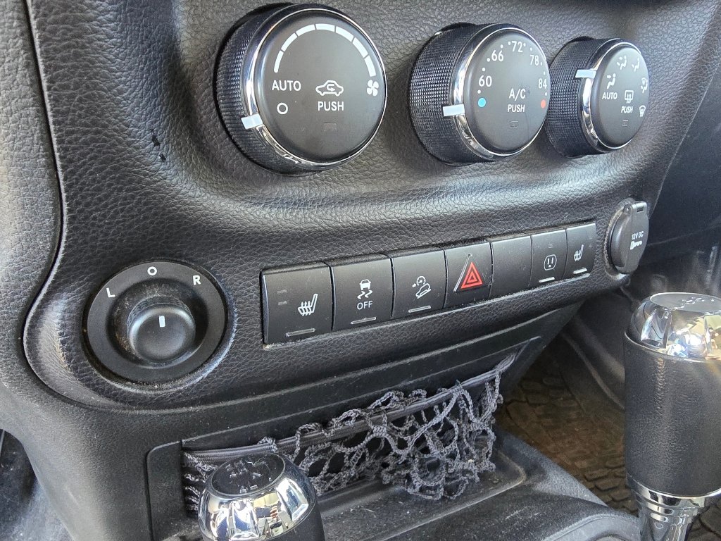 Used 2015 Jeep Wrangler Unlimited Rubicon w/ Connectivity Group image 21