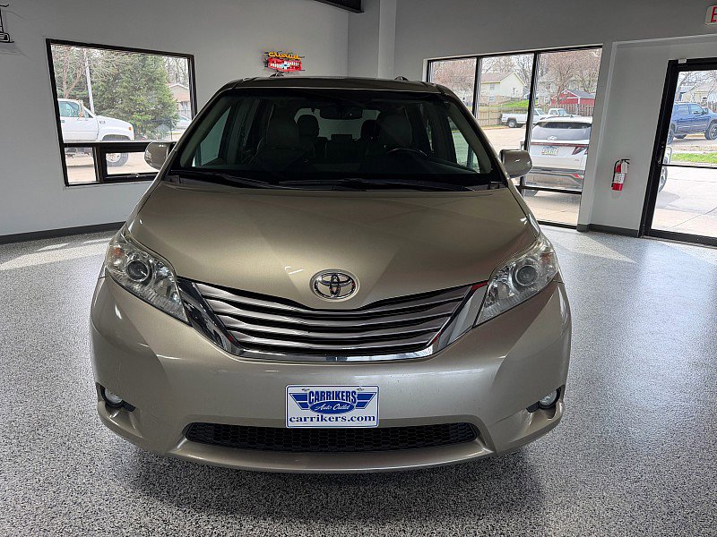 Used 2016 Toyota Sienna XLE Premium FWD image 2