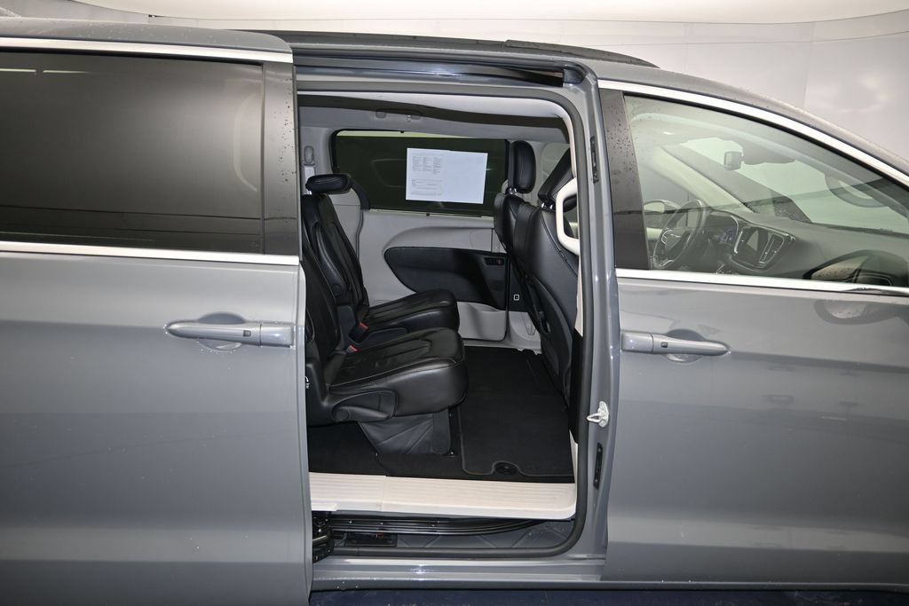 Used 2022 Chrysler Pacifica Touring-L FWD image 25