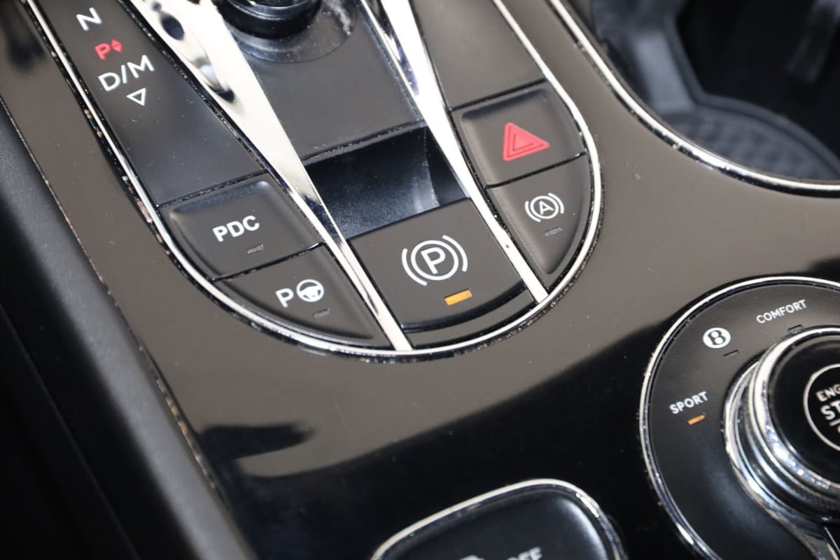 Used 2018 Bentley Bentayga AWD/4WD image 38
