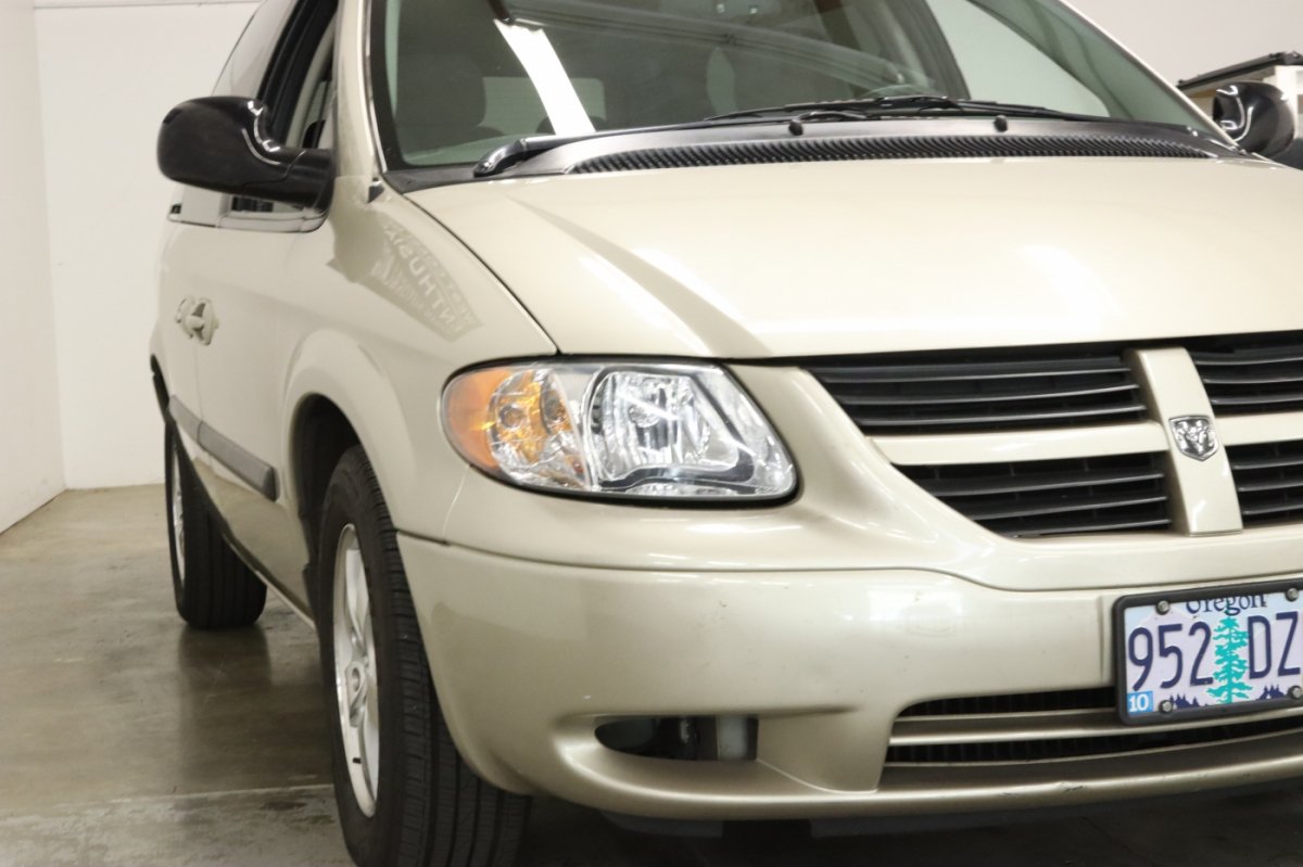 Used 2007 Dodge Caravan SXT w/ Popular Equipment Group I FWD image 2