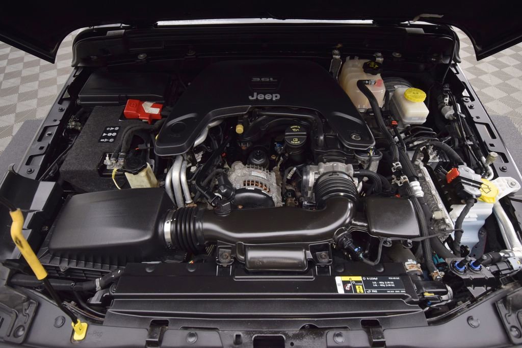 Used 2018 Jeep Wrangler Unlimited Sahara w/ Uconnect 4C Nav & Sound Group image 28