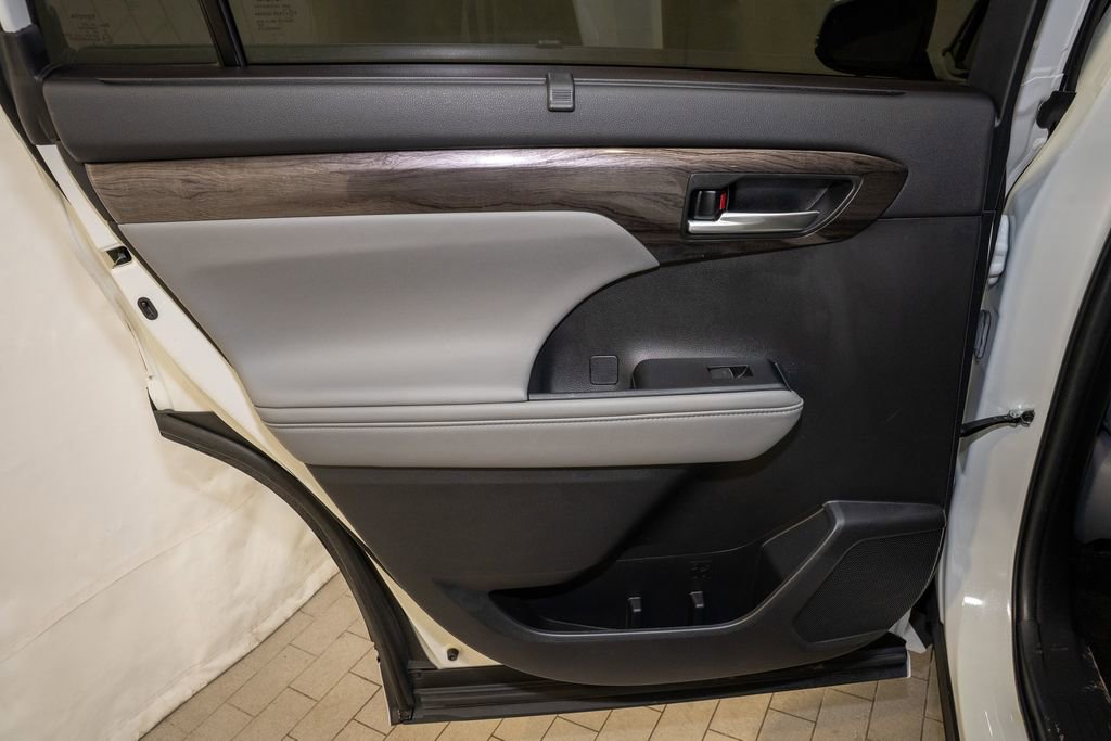 Used 2023 Toyota Highlander Platinum image 12