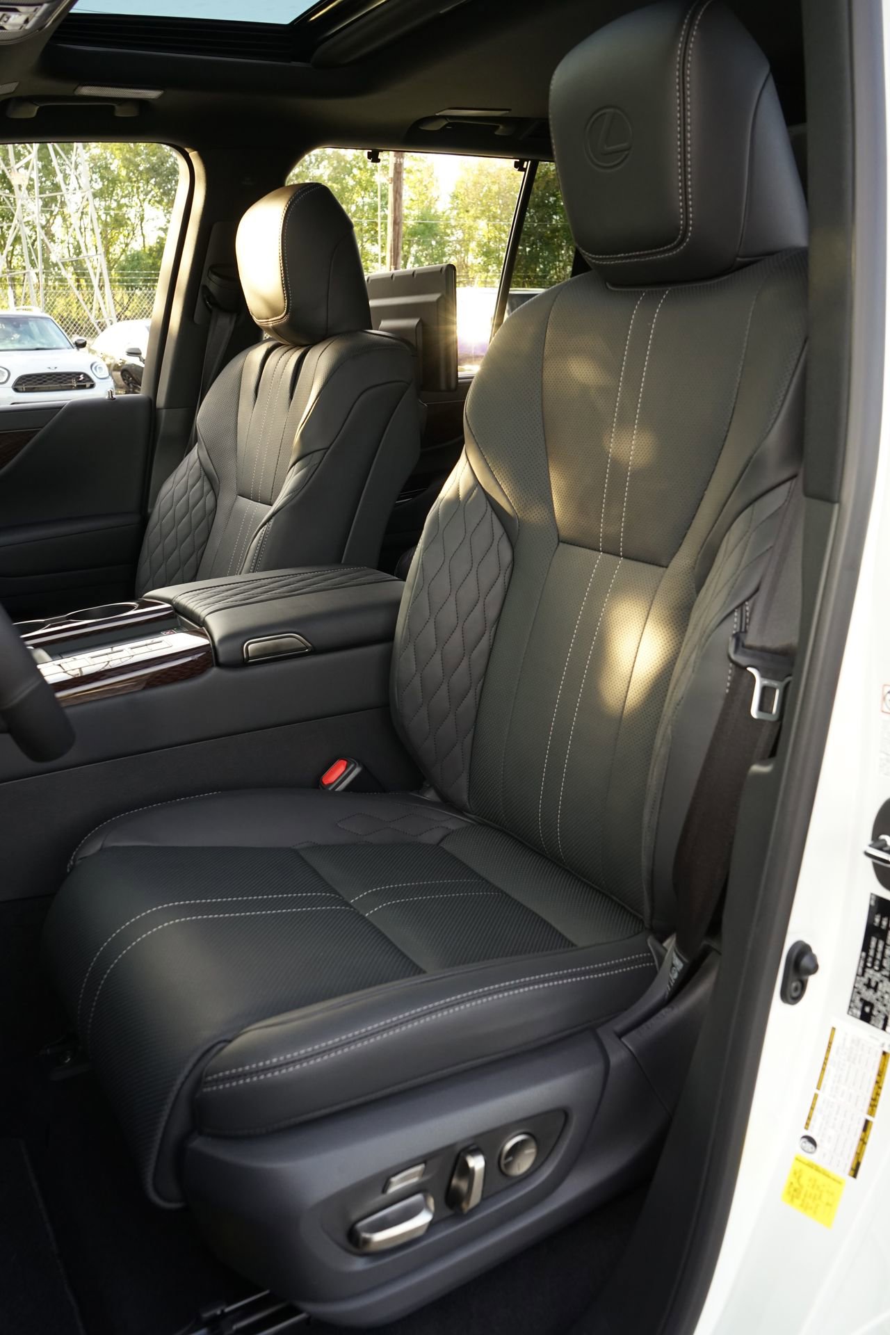 Used 2025 Lexus LX 700h Ultra Luxury w/ Accessory Package (2T) AWD/4WD image 9