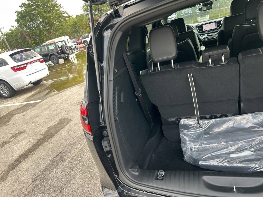 New 2026 Chrysler Pacifica Select FWD image 31