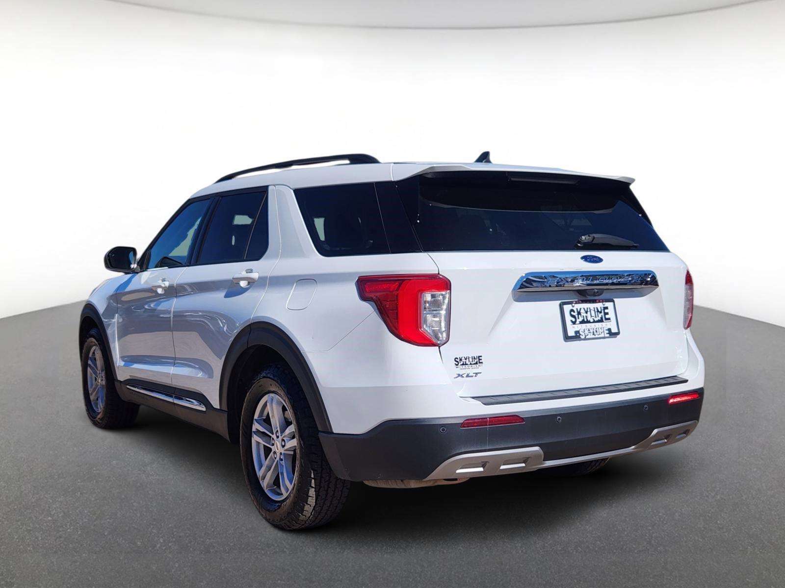 Used 2023 Ford Explorer XLT w/ Equipment Group 202A RWD image 4