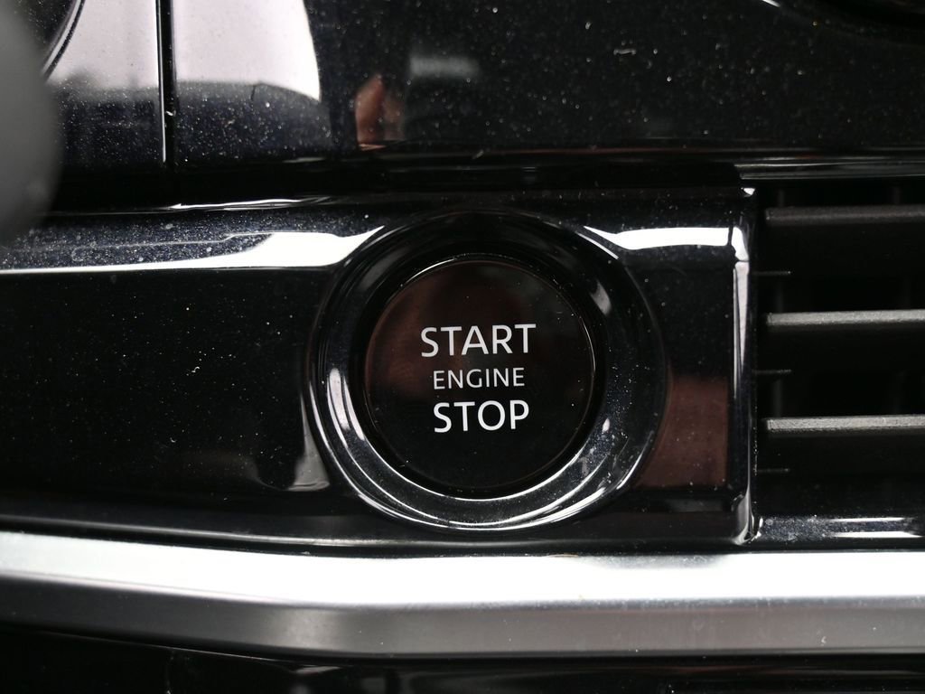 Used 2025 Nissan Pathfinder SV image 17