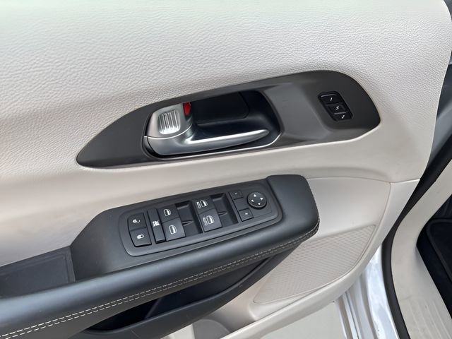 Used 2024 Chrysler Pacifica Touring-L FWD image 20