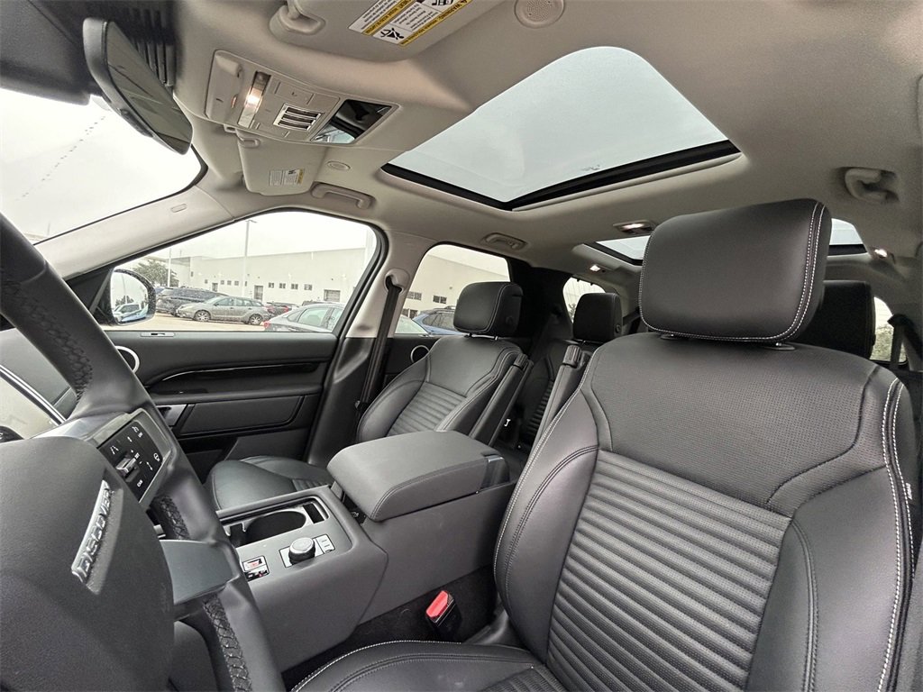Used 2024 Land Rover Discovery S image 14