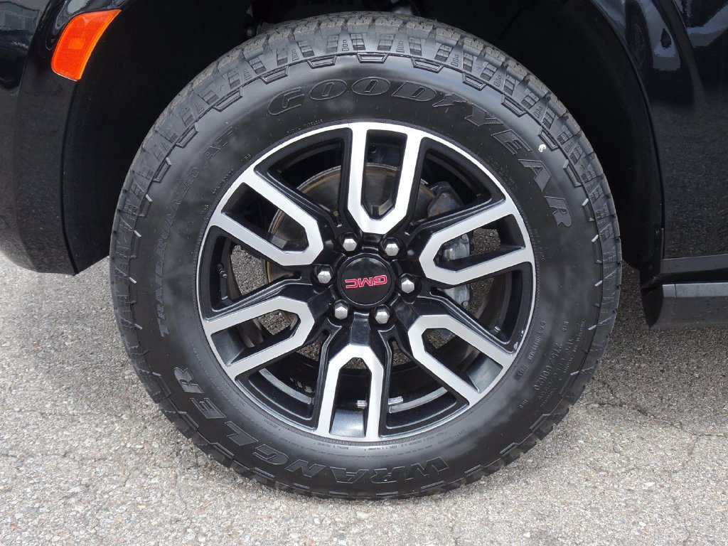 Used 2023 GMC Yukon AT4 w/ AT4 Premium Package AWD/4WD image 28