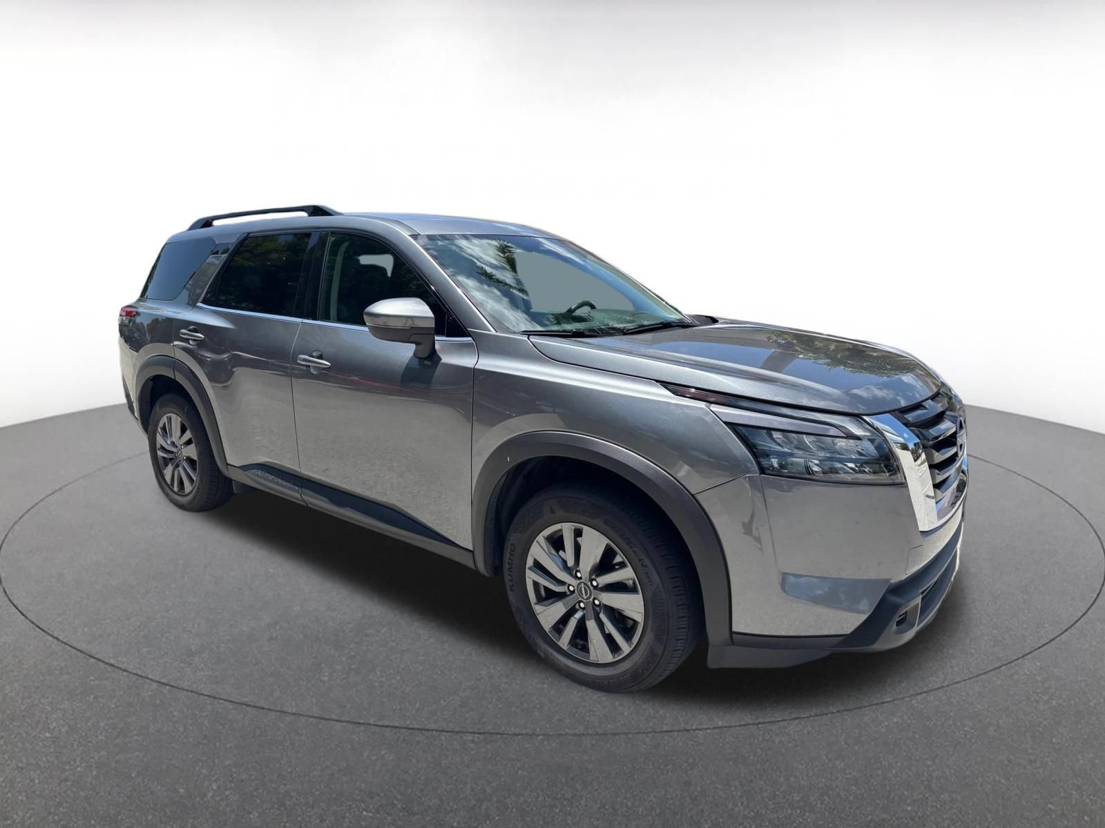 Used 2025 Nissan Pathfinder SV FWD image 3