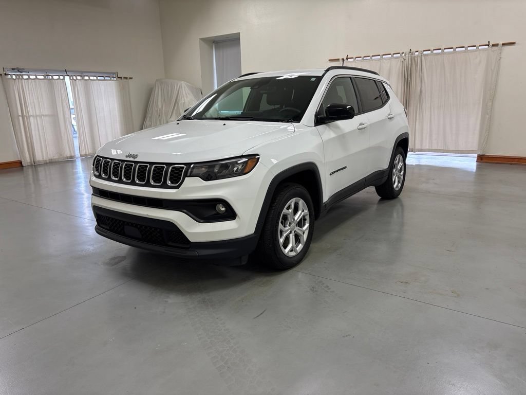 Used 2024 Jeep Compass Latitude AWD/4WD image 4
