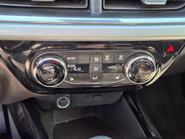 Used 2025 Chevrolet Trax LT w/ LT Convenience Package FWD image 22