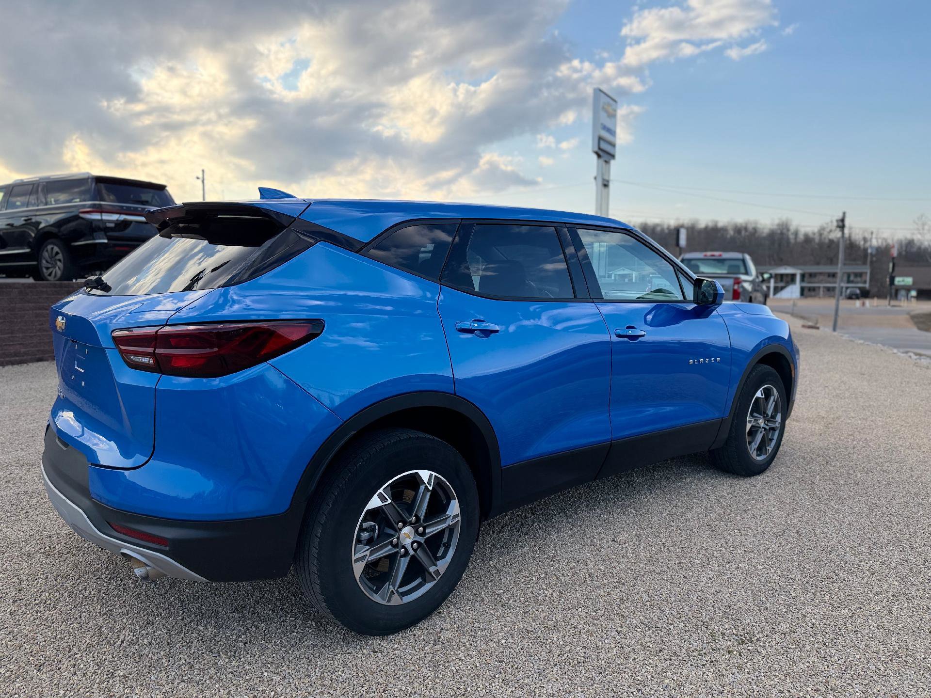 Used 2025 Chevrolet Blazer LT image 3