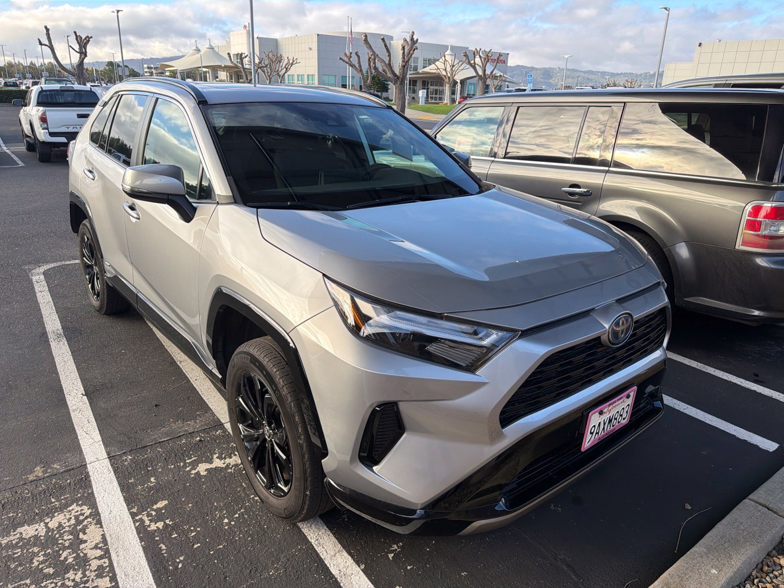 Used 2022 Toyota RAV4 SE w/ Convenience Package AWD/4WD image 2