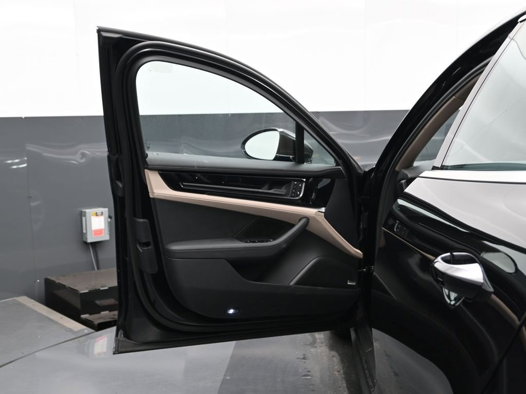 Used 2025 Porsche Panamera RWD image 8