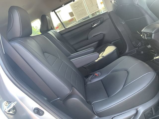 Used 2023 Toyota Highlander XLE FWD image 12
