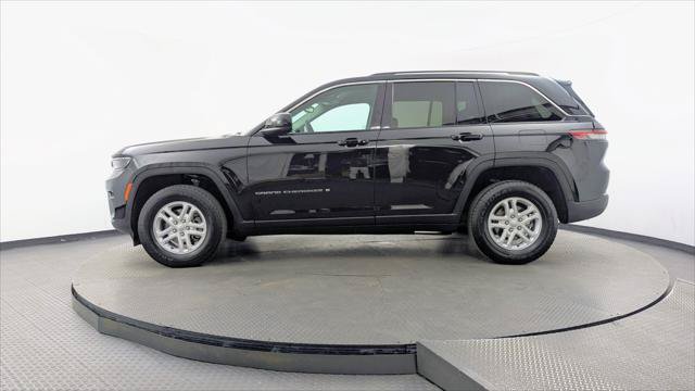 Used 2024 Jeep Grand Cherokee Laredo RWD image 3