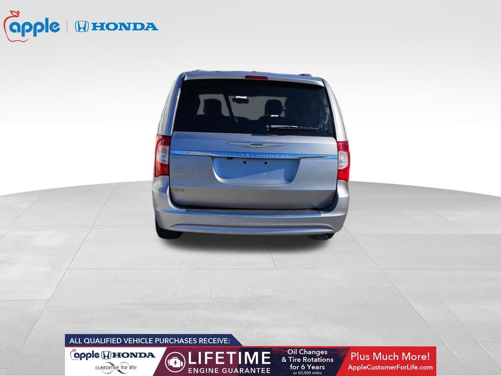 Used 2016 Chrysler Town & Country Touring image 6