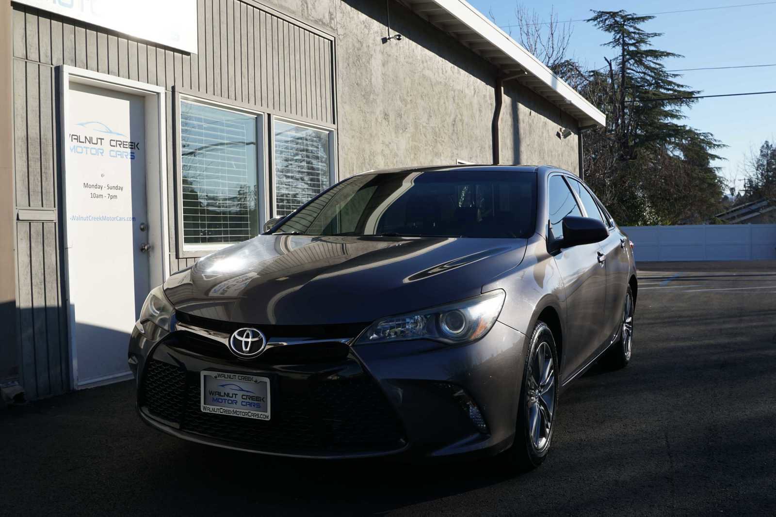 Used 2017 Toyota Camry SE w/ Moonroof Package image 3