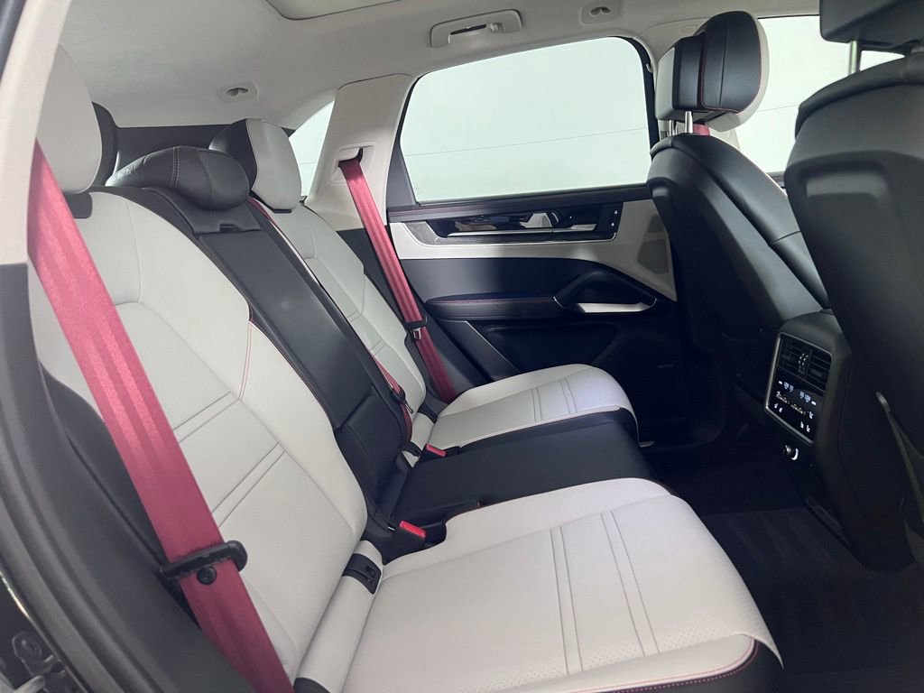 Certified 2025 Porsche Cayenne Turbo AWD/4WD image 25