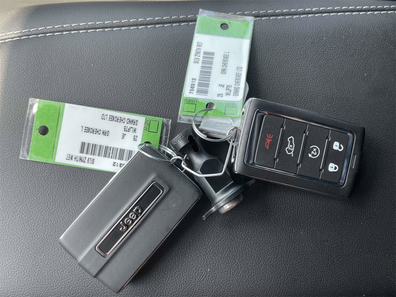 New 2025 Jeep Grand Cherokee L Limited w/ Luxury Tech Group II image 37