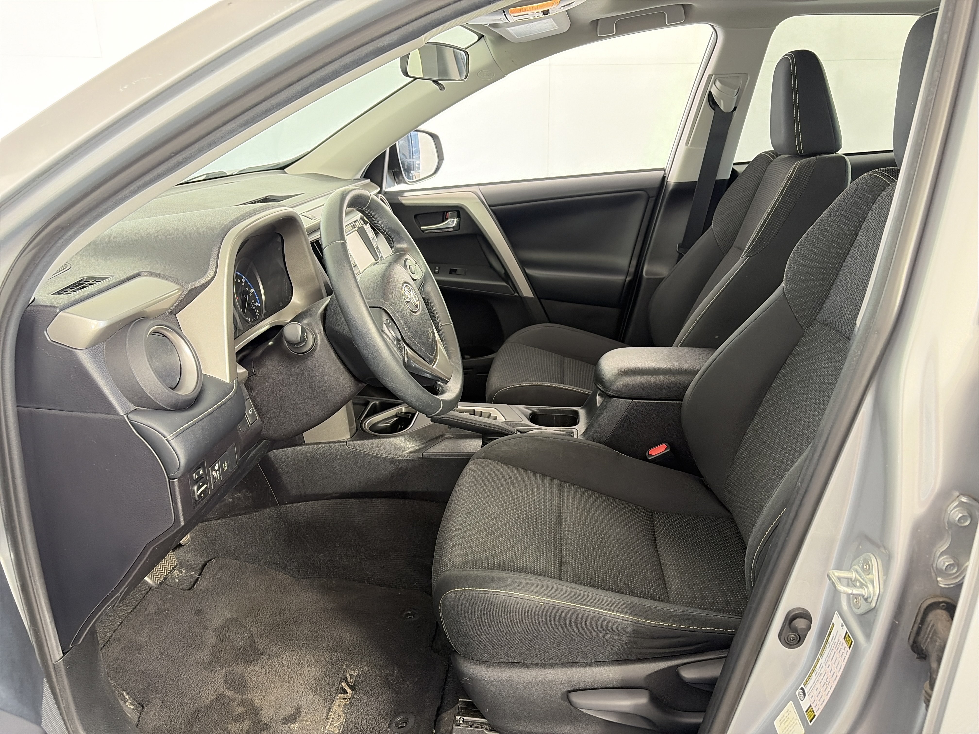 Used 2018 Toyota RAV4 XLE FWD image 6