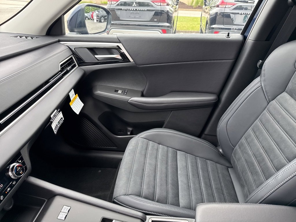 New 2025 Mitsubishi Outlander SE image 23