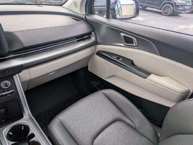 Used 2024 Kia Carnival LX FWD image 17