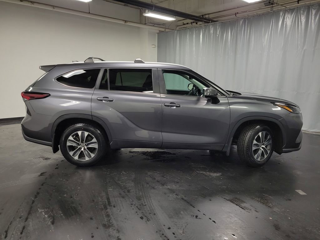 Used 2024 Toyota Highlander XLE image 9