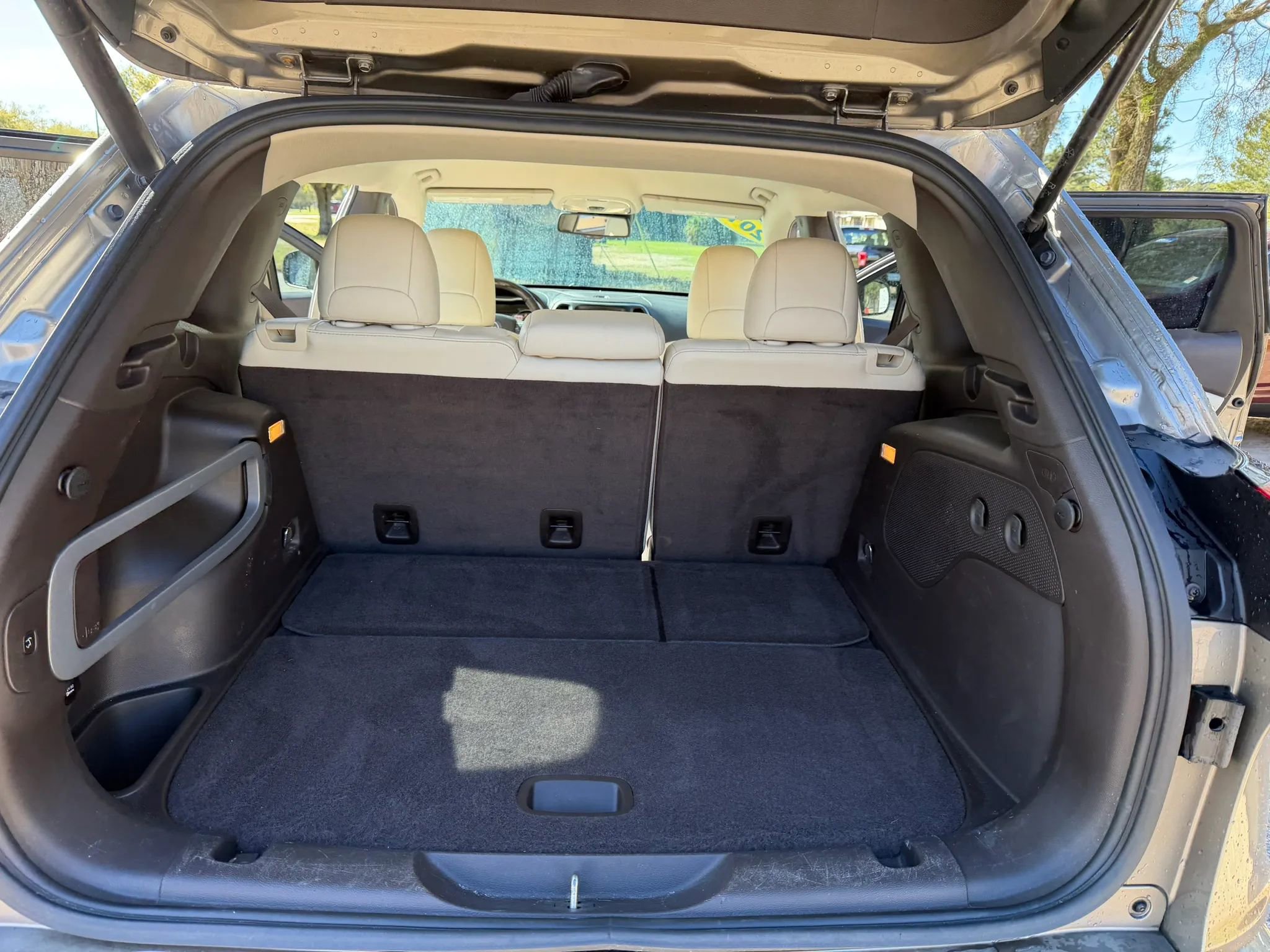 Used 2016 Jeep Cherokee Overland w/ Technology Group image 12