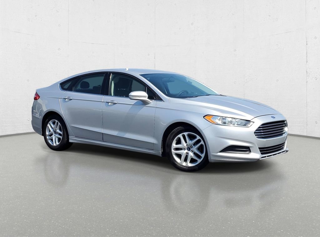 Used 2015 Ford Fusion SE FWD image 2