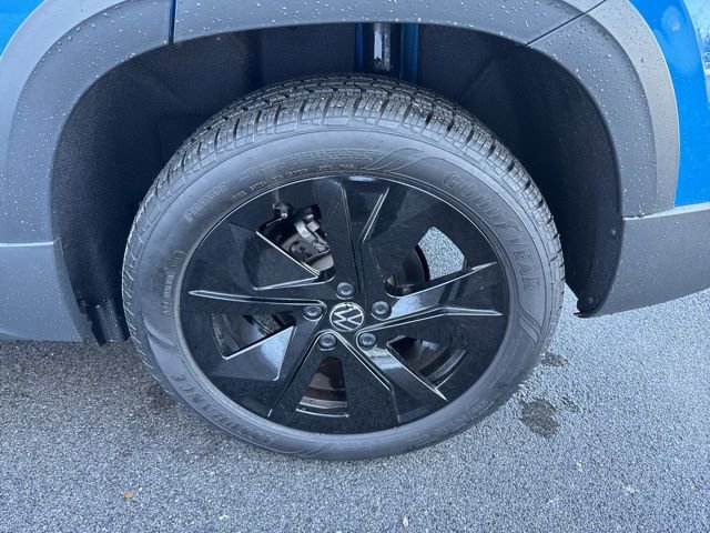 Certified 2025 Volkswagen Taos SE image 32