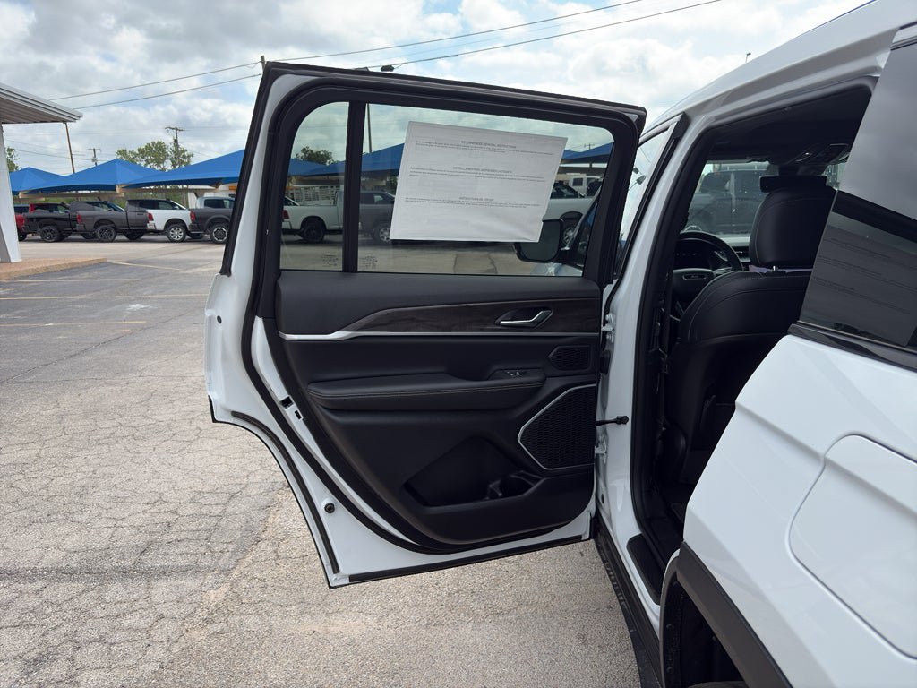 New 2026 Jeep Grand Cherokee L Limited w/ Luxury Tech Group II RWD image 13