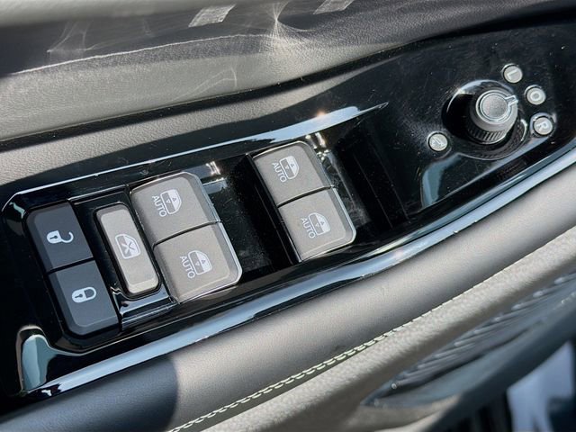 Used 2023 Jeep Grand Cherokee Overland w/ Luxury Tech Group IV AWD/4WD image 22