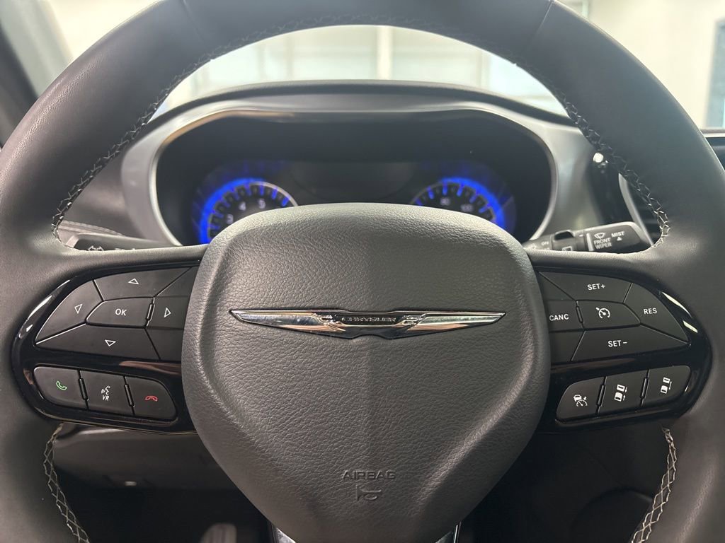 Used 2025 Chrysler Pacifica Limited image 17