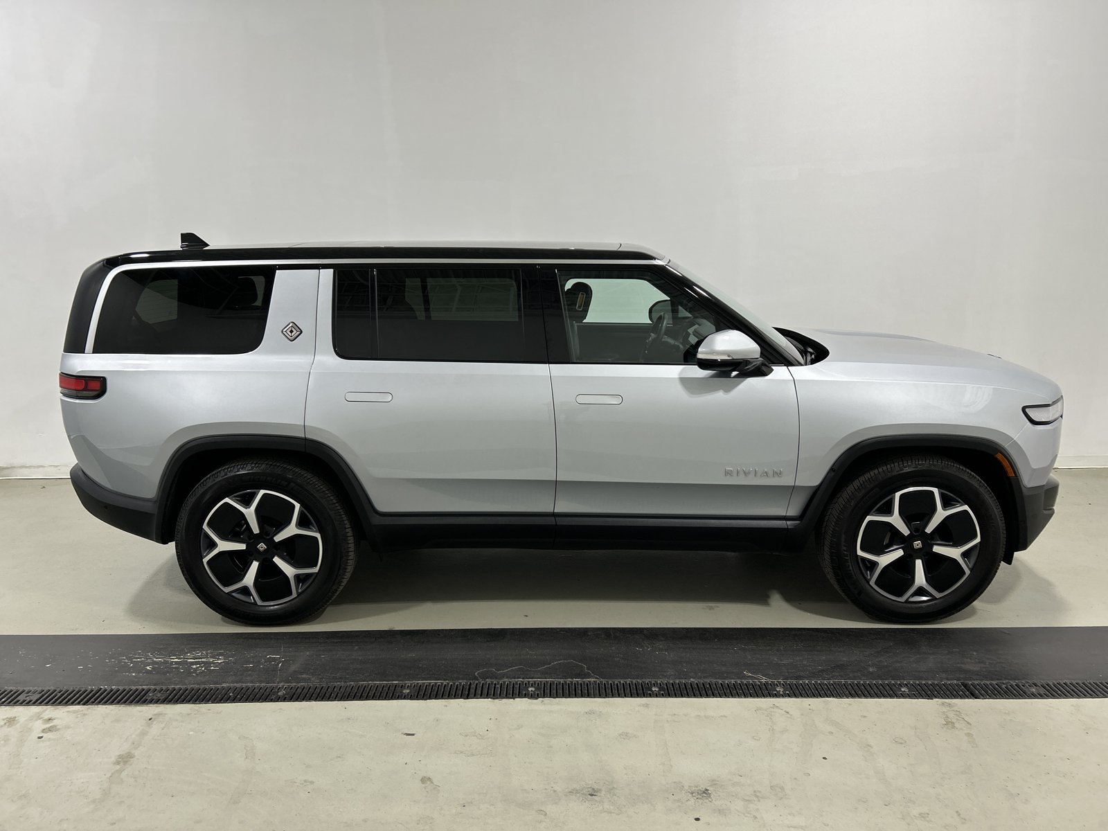 Used 2024 Rivian R1S Adventure AWD/4WD image 6
