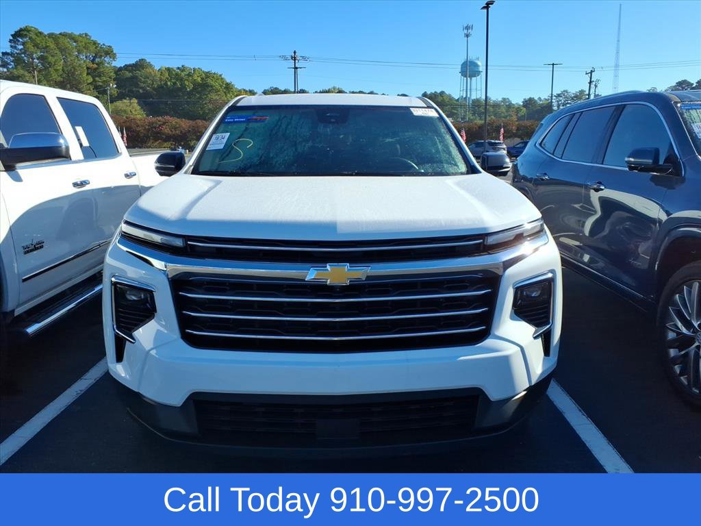 Used 2026 Chevrolet Traverse LT w/ Driver Confidence Package FWD image 2
