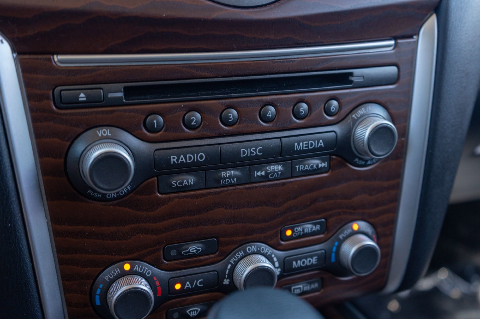 Used 2018 Nissan Pathfinder Platinum image 16