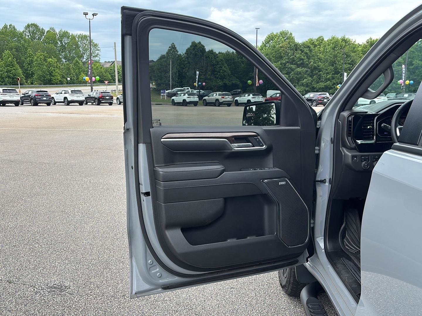 Used 2024 Chevrolet Silverado 1500 LT Trail Boss w/ Convenience Package II AWD/4WD image 8