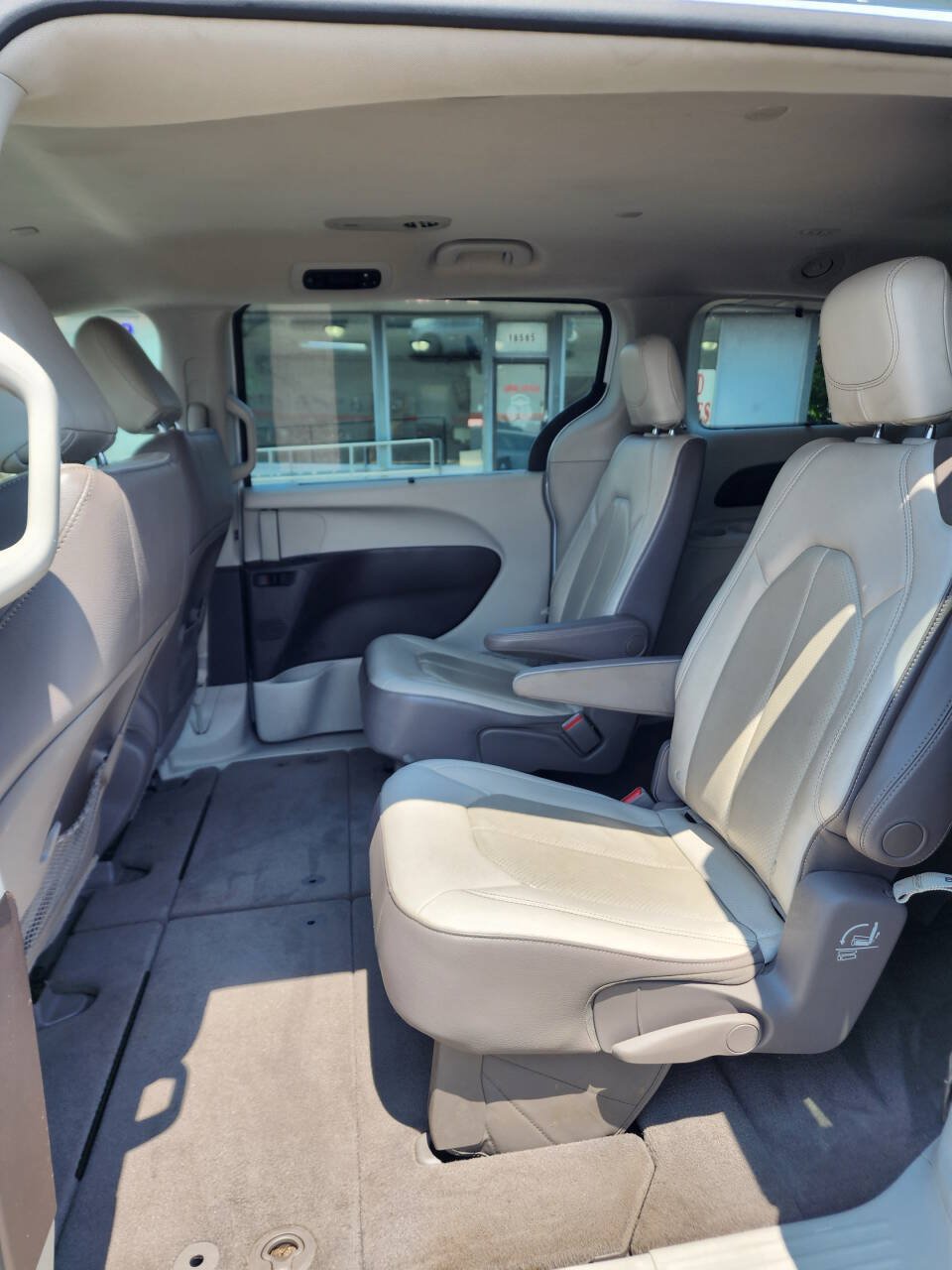 Used 2019 Chrysler Pacifica Touring-L FWD image 19