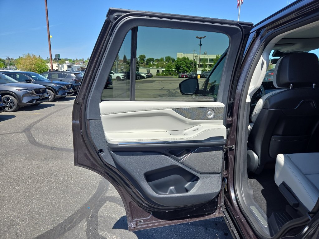 New 2026 Lincoln Navigator Reserve w/ Jet Appearance Package AWD/4WD image 13