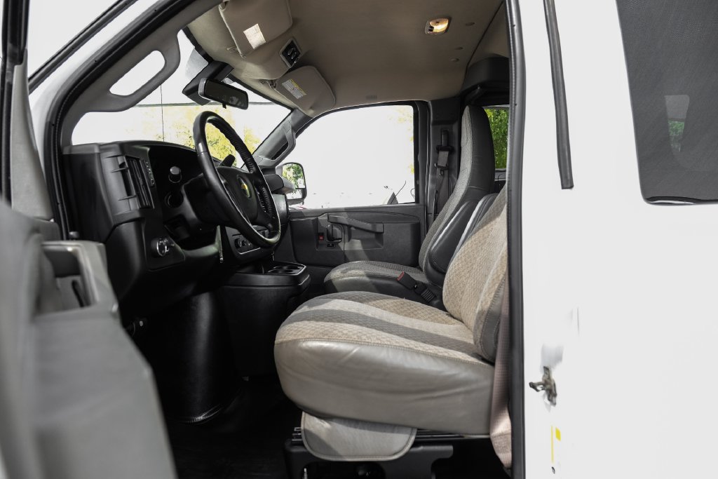 Used 2021 Chevrolet Express 3500 LS w/ Chrome Appearance Package RWD image 3