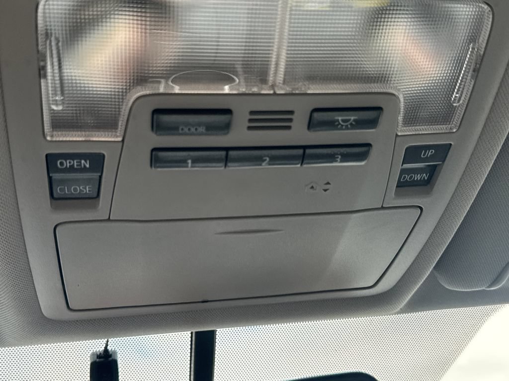 Used 2015 Toyota Highlander Limited AWD/4WD image 31