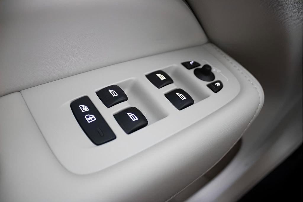 Certified 2025 Volvo XC60 T8 Plus w/ Protection Package Premier image 22